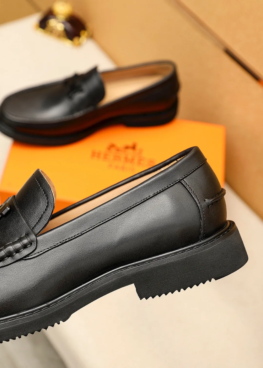 Men's shoes 💰442 💐 Product trademark: HERMES "Hermès" fashionable casual leather shoes Regular size: 38-44 (45🉑️customized) Product materials: Selected imported first-layer calfskin upper + classic hardware buckle, imported cowhide leather lining. Strong three-dimensional visual effect, original outsole color: 2 colors available